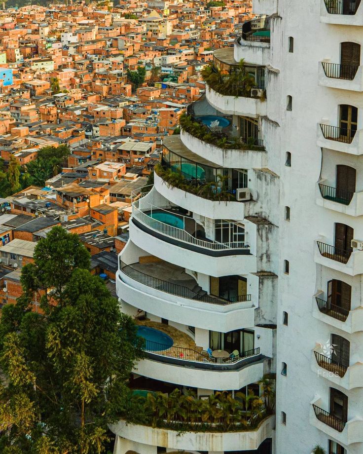 "Uns com tanto, outros com tão pouco"